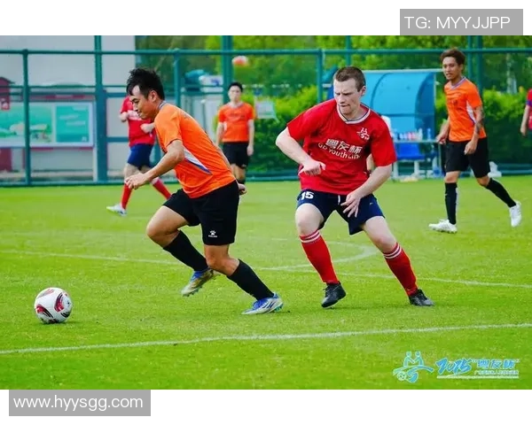 足坛巨星炫酷腿技展现极致控球艺术引爆绿茵赛场激情时刻