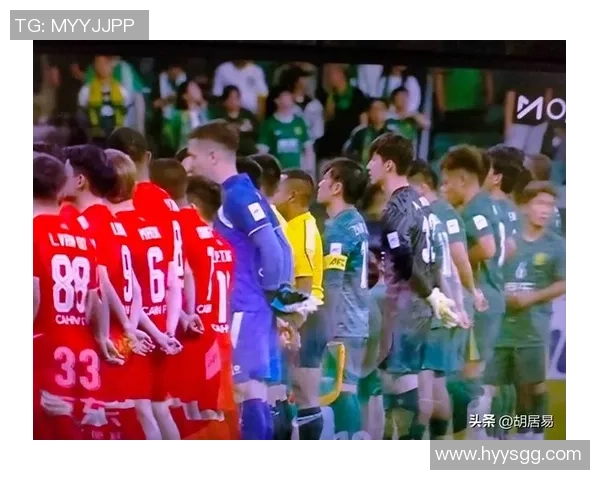 足球巨星赛场突然发飙全场气氛骤然紧张引发球迷热议 足球巨星赛场突然发飙全场气氛骤然紧张引发球迷热议